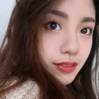 她总是回忆，她总是怀