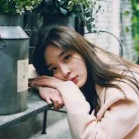 “总有个人会爱你不大的眼睛 不高的鼻梁 ... 无论你多么坚强我永远