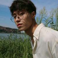 没有必要感到遗憾，不合适的人始终要分开. 我想跟你有一场从校服