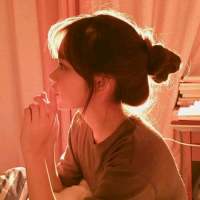 勉强笑着，只有自己知