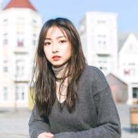 笑意正浓 窗外的雨一直下，是“
