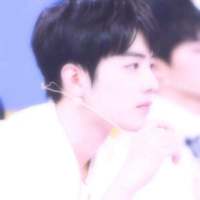 男头 嘿!那女人，别动，他