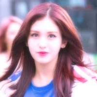 趁你还年轻去绿你想绿的人 两个人各怀心事相拥在