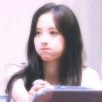 趁你还年轻去绿你想绿的人 两个人各怀心事相拥在