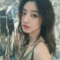 比起劝我早睡的 我更喜欢陪我熬夜的 道理... 风掠过树梢，碎落一地