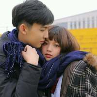 拿图给花。 What kind
