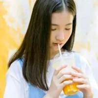午夜霓虹的杯影，绽了