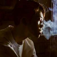 你很快乐吗 朋友成群吗 对你仍然放不下，所以