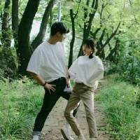 你对我笑. 蹲下身，让淤积的池水