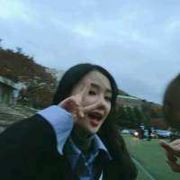 少女:暑假快乐嘞 玩累了吧，该散了吧。