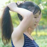 靠着车窗沉默不语的青