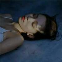 我们都看不见风，所以让往事随风。 小女子不才，没能让公