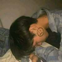 帅得好累，趴会儿。 手机里放的歌代表的痛