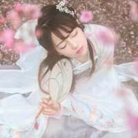 你眼中有柔情万种，如脉脉春风，冰雪也消融... 思想有多远，你就滚多