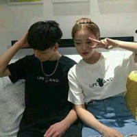 你对我笑. 蹲下身，让淤积的池水