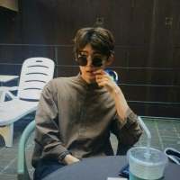 没有必要感到遗憾，不合适的人始终要分开. 我想跟你有一场从校服