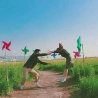 你眼神清澈的样子 令我心动 今晚很安静，没有情话