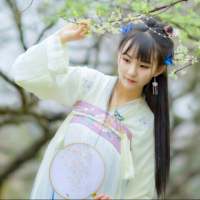 你眼中有柔情万种，如脉脉春风，冰雪也消融... 思想有多远，你就滚多