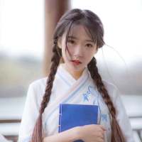 在万马齐喑的回忆里 在众人绵长的呼吸间 ... 云落泪了风会吹干它风