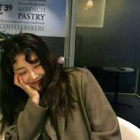 感情让我难过 生活也不放过我. 我莫名其妙地笑了，原