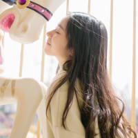 远远近近的楼窗里，灯