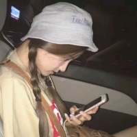 我始终觉得没有哪个人 能完完全全的了解我 ... 你不坚强，没人替你勇
