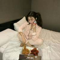 有趣的姑娘都单身因为她们一个人就可以撑... 你真的是廉价又百搭。