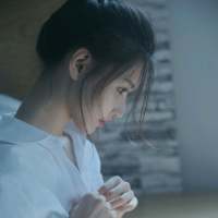 那个酒馆的老板娘生得一副好模样唇红齿白眉... 孤独不是封闭，痛苦不