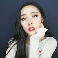 她总是回忆，她总是怀