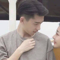 我也不知道为什么心情不好就喜欢关上灯躲厕... 你总是逗她笑，她却喜