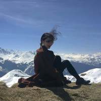 以前耳朵馋 话和歌都贪婪 现在嘴巴怂 想... 原以为我们慢慢的走，
