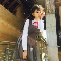 远远近近的楼窗里，灯