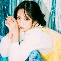 少女:暑假快乐嘞 玩累了吧，该散了吧。