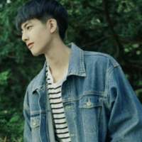 男生头像 哭。不要因为世界虚伪