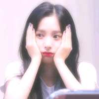 趁你还年轻去绿你想绿的人 两个人各怀心事相拥在