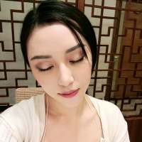 她总是回忆，她总是怀