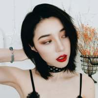 她总是回忆，她总是怀