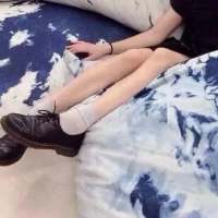 部位图背景图文字图 只好把手藏在袖子里，