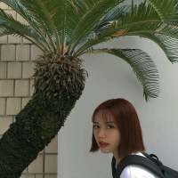 短发女头 天空下起了大雨，淋湿