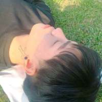 帅得好累，趴会儿。 手机里放的歌代表的痛