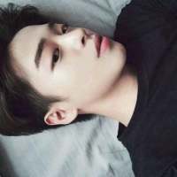 帅得好累，趴会儿。 手机里放的歌代表的痛