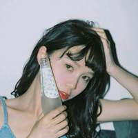 世界路很脏 行人很匆忙 我听闻，你始终一个人