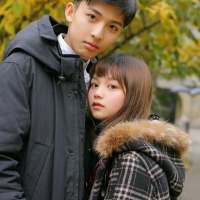 拿图给花。 What kind