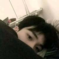 帅得好累，趴会儿。 手机里放的歌代表的痛