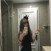 她总是回忆，她总是怀