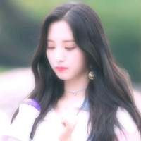 趁你还年轻去绿你想绿的人 两个人各怀心事相拥在