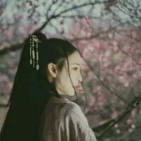 始于春 终于冬 爱有千万种 遗憾皆不同. 一个人要仰望多少次，