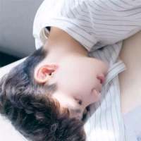 帅得好累，趴会儿。 手机里放的歌代表的痛