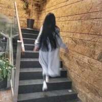 那个酒馆的老板娘生得一副好模样唇红齿白眉... 孤独不是封闭，痛苦不