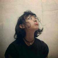 “成熟大概就是给自己戴上了面具该哭该闹的... 不是一路人再怎么抄近